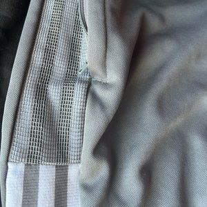 MOISTURE-MANAGING TRACK PANTS FOR TRAINING, MADE WITH RECYCLED MATERIALS.